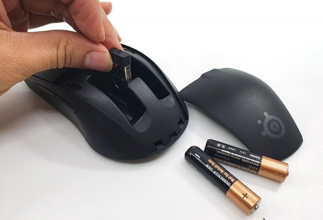 USB 리시버를 내부에 수납할 수 있으며 듀라셀 배터리 2개를 기본 제공한다 (출처=IT동아)