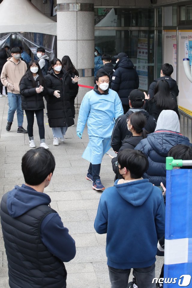 서울 동작구 노량진에 있는 대형 임용시험 대비 학원에서 직원과 수강생 등 최소 32명이 신종 코로나바이러스 감염증(코로나19) 확진 판정을 받은 20일 오후 서울 동작구보건소 내 선별진료소에서 학생들이 코로나19 검사를 기다리고 있다. 2020.11.20/뉴스1 © News1