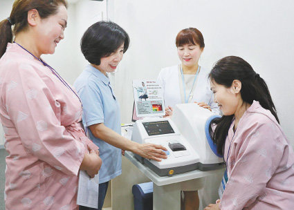 대전 국제우호도시 몽골헙스걸 여성단체장이 건강검진 설명을 듣고 있다.