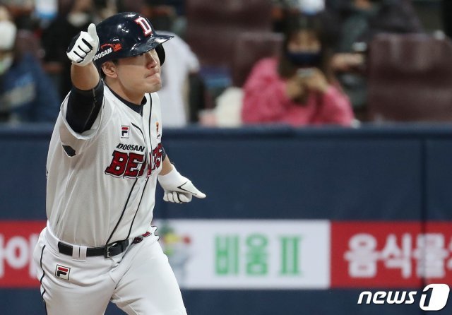 20일 오후 서울 구로구 고척스카이돔에서 열린 ‘2020 신한은행 SOL KBO 포스트시즌‘ 한국시리즈 3차전 NC다이노스와 두산베어스의 경기에서 두산 김재호가 7회말 1사 1,3루에서 역전 적시타를 치고 있다. 2020.11.20/뉴스1 © News1