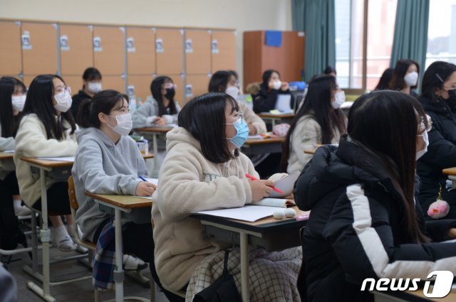 20일 오후 광주 광산구 정광고등학교에서 개인방역 수칙을 위해 학생들이 전원 마스크를 착용한 채 공부를 하고 있다.2020.11.21/뉴스1 © News1