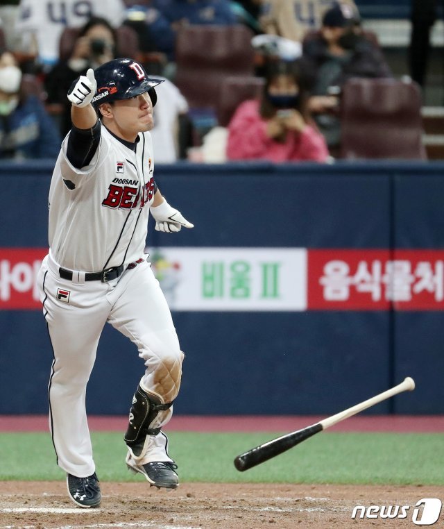 20일 오후 서울 구로구 고척스카이돔에서 열린 ‘2020 신한은행 SOL KBO 포스트시즌‘ 한국시리즈 3차전 NC다이노스와 두산베어스의 경기에서 두산 김재호가 7회말 1사 1,3루에서 역전 적시타를 친 후 엄지 손가락을 내밀고 있다. 2020.11.20/뉴스1 © News1