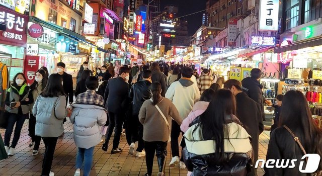 토요일인 21일 밤 서울 홍대앞 거리가 청년들로 가득차 있다.© 뉴스1