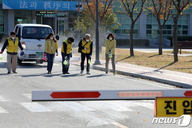 지난 9일 오후 광주교도소에서 북구 보건소와 일곡주민센터 직원, 동 생활방역단 등이 신종 코로나바이러스 감염증(코로나19) 확산 예방을 위해 방역 소독하고 있다.  2020.11.9 /뉴스1 © News1