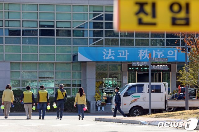 지난 9일 오후 광주교도소에서 북구 보건소와 일곡주민센터 직원, 동 생활방역단 등이 신종 코로나바이러스 감염증(코로나19) 확산 예방 방역을 위해 교도소로 들어가고 있다. 2020.11.9/뉴스1 © News1