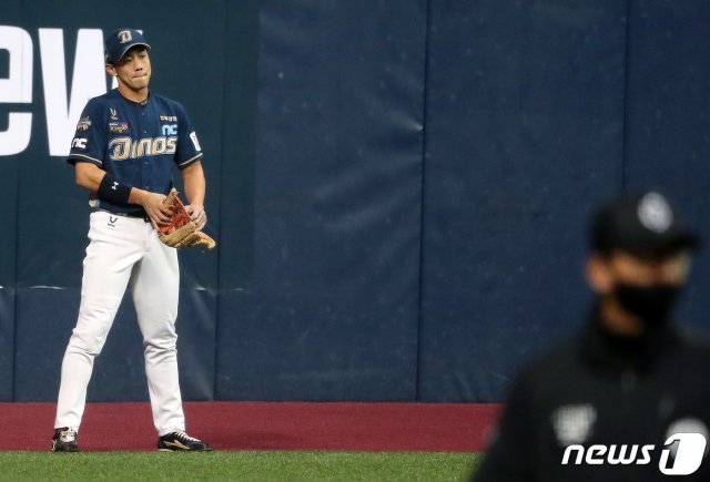 21일 오후 서울 구로구 고척스카이돔에서 열린 프로야구 2020 신한은행 SOL KBO 포스트시즌 한국시리즈 4차전 두산베어스와 NC다이노스의 경기, 5회말 두산 선두타자 김재호의 좌익수 앞 2루타 때 실책성 포구로 타구 놓친 NC 좌익수 이명기가 아쉬워하고 있다. 2020.11.21/뉴스1 © News1