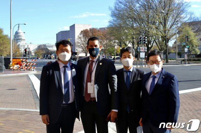 송영길 의원을 비롯한 더불어민주당 방미단(한반도TF)이 18일(현지시간) 워싱턴에서 카이 카헬레(하와이) 민주당 하원의원 당선인과 오찬 간담회를 갖고 기념촬영을 하고 있다. (더불어민주당 제공) 2020.11.20/뉴스1