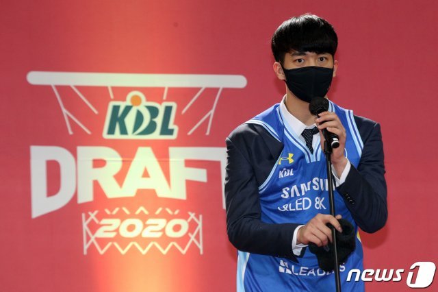 23일 서울 송파구 잠실학생체육관에서 열린 ‘2020 KBL 국내신인선수 드래프트(DRAFT))애서 1라운드 1순위로 서울 삼성에 지명된 차민석이 소감을 밝히고 있다. 2020.11.23/뉴스1 © News1