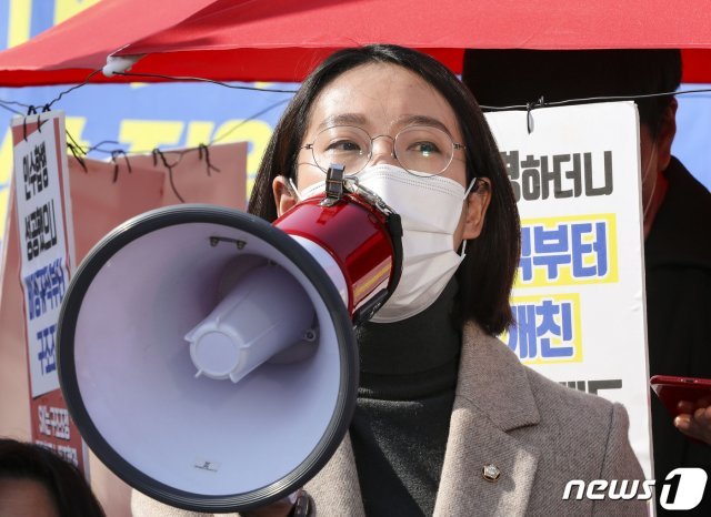 장혜영 정의당 의원이 5일 오후 서울 여의도 국회 앞에서 열린 차별금지법 제정 촉구 기도행진 기자회견에서 발언하고 있다. 2020.11.5/뉴스1 © News1