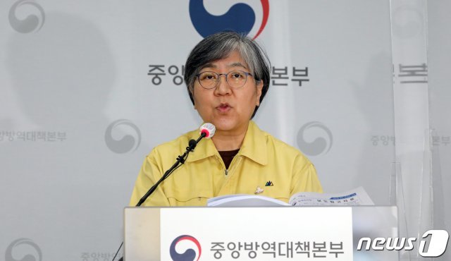 정은경 질병관리청장이 23일 충북 청주시 질병관리청 브리핑실에서 코로나19 국내발생현황을 발표하고 있다. 질병관리청은 국민건강영양조사 3차 참여자 1379명 중 항체양성은 3명으로 이 중 2명은 기확진자이며 지역사회 미진단 항체양성자는 1명이라고 밝혔다. 국 입영 장정 6859명에 대한 검사 결과는 항체양성자가 25명이며 이 중 10명은 기확진자 이며 15명은 미진단자라고 설명했다. 방역당국은 연일 수도권을 중심으로 300명 안팍의 확진자가 발생함에 따라 24일 0시부터 수도권 지역의 사회적 거리두기 2단계를 격상한다. 2020.11.23/뉴스1 © News1