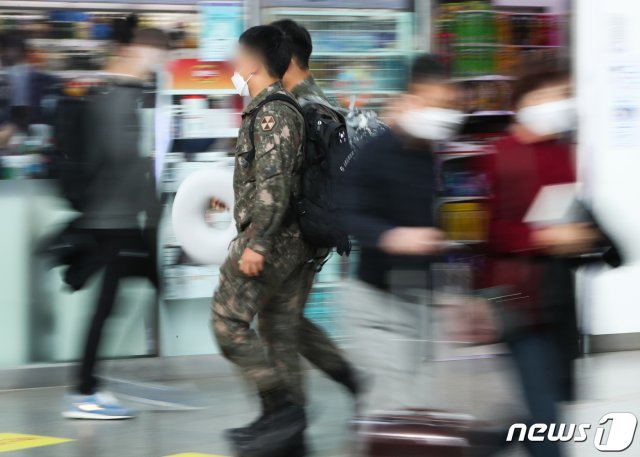 서울역 대합실에서 휴가 나온 군 장병들이 이동하고 있다. 2020.10.12/뉴스1 © News1