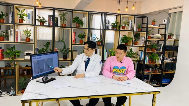 김원묵 기념 봉생병원 신경외과 채길성 과장(왼쪽)이 코미디언 이성희씨에게 뇌졸중 환자의 최신 치료법에 대해 자세히 설명하고 있다. 동영상 캡처