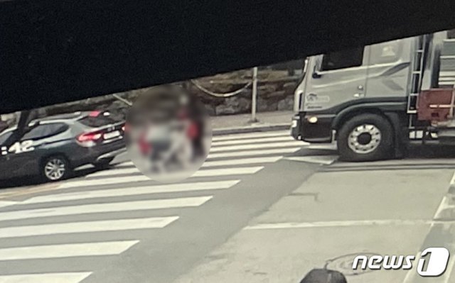 지난 17일 오전 광주 북구 운암동 한 아파트단지 앞 어린이보호구역에서 30대 여성이 아이들을 데리고 도로를 건너기 위해 횡단보도 위에 서 있다. (CCTV화면 캡쳐)2020.11.19/뉴스1 © News1