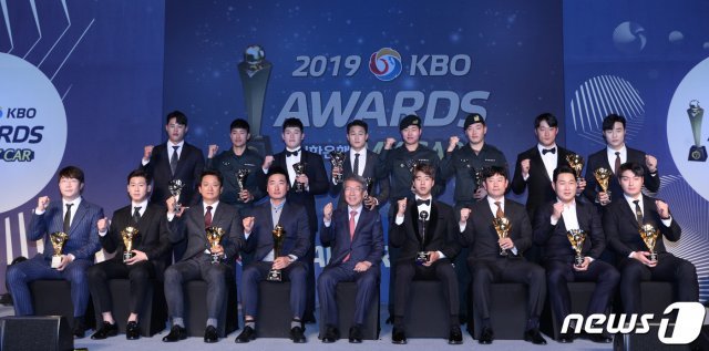 지난 해 11월 25일 서울 강남구 인터컨티넨탈 서울 코엑스에서 열린 프로야구 2019 신한은행 마이카 KBO 시상식에서 신인상을 수상한 LG 정우영을 비롯한 각 부문 수상 선수들이 기념촬영을 하고 있다. 2019.11.25/뉴스1 © News1