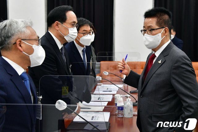 박지원 국가정보원장이 24일 오후 서울 여의도 국회에서 열린 정보위원회 전체회의에서 박선원 기조실장, 김상균 1차장 등과 대화를 하고 있다. 2020.11.24/뉴스1 © News1