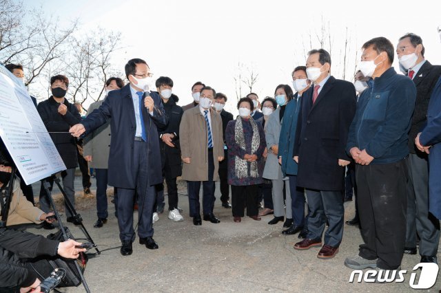 24일 정세균 총리가 익산 장점마을 환경피해 원인 제공 장소인 금강농산 현장을 방문하자 정헌율 익산시장이 피해 현황과 종합대책 추진사항을 설명하고 있다(익산시 제공)2020.11.24 /뉴스1