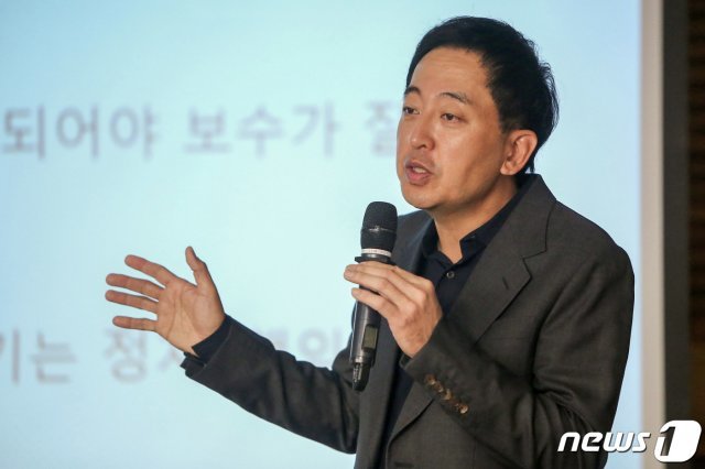 더불어민주당을 탈당한 금태섭 전 의원이 18일 국회 의원회관에서 열린 국민의힘 초선의원 모임 ‘명불허전’ 에서 강연을 하고 있다. 2020.11.18/뉴스1 © News1