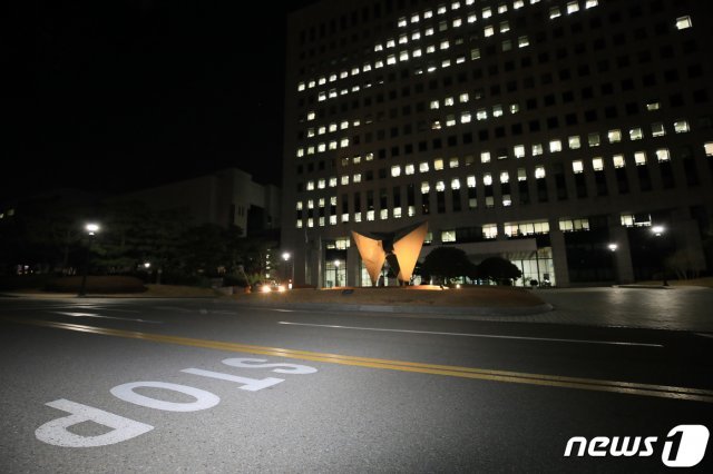 서울 서초구 대검찰청 청사에 불이 켜져 있다. (서울=뉴스1)
