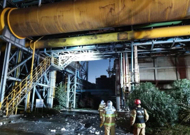 24일 오후 4시경 화재 폭발 사고가 난 전남 광양시 금호동 포스코 광양제철소에서 소방대원이 숨진 근로자를 찾기 위해 수색작업을 벌이고 있다. 이날 사고로 근로자 3명이 숨졌다. 광양=뉴스1