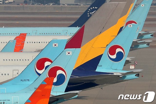 지난 16일 인천국제공항 주기장에 대한항공과 아시아나항공 여객기가 이륙준비를 하고 있다. 2020.11.16/뉴스1 © News1