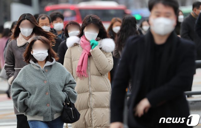 전국 곳곳의 아침 기온이 영하권으로 떨어지면서 초겨울 추위를 보인 24일 서울 광화문 일대에서 두꺼운 옷차림의 시민들이 출근을 하고 있다. 2020.11.24/뉴스1 © News1