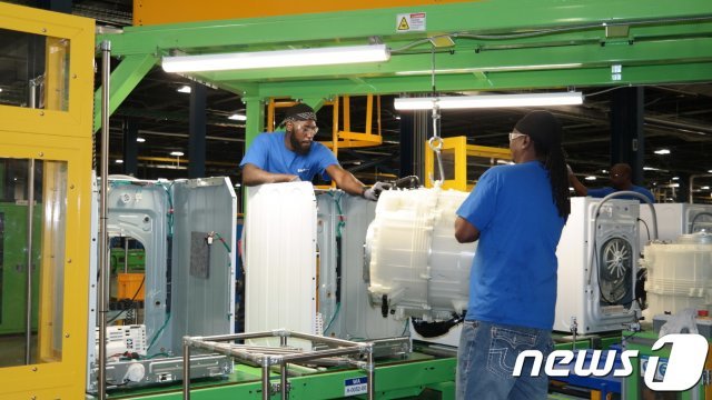미국 사우스캐롤라이나주 뉴베리에 위치한 삼성전자 생활가전 공장에서 직원들이 세탁기를 생산하는 모습.(삼성전자 제공)
