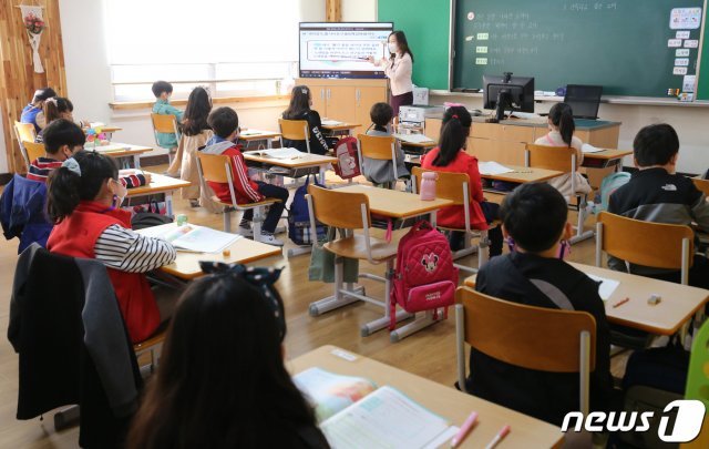 지난달 20일 대전 중구 소재 한 초등학교에서 2학년 학생들이 수업을 듣고 있다./뉴스1 © News1