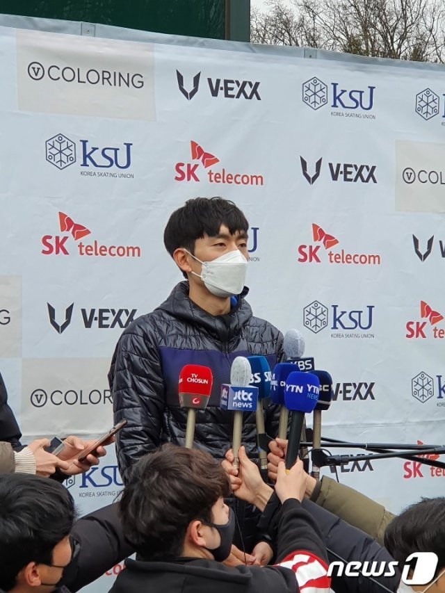 2년9개월 만에 복귀한 스피드스케이팅 스타 이승훈이 25일 서울 태릉국제스케이트장 앞에서 취재진과 인터뷰 하고 있다. © 뉴스1