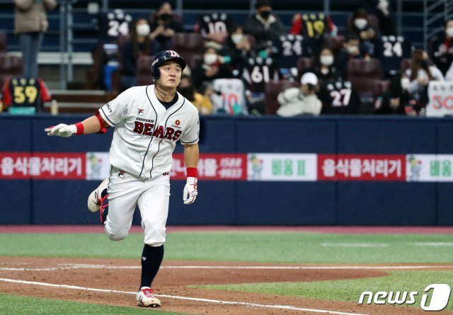 13일 오후 서울 구로구 고척스카이돔에서 열린 ‘2020 신한은행 SOL KBO 포스트시즌‘ 플레이오프 4차전 두산베어스와 kt위즈의 경기, 4회말 2사 2루 상황 두산 최주환이 투런홈런을 쏘아올린 뒤 세리머니를 하며 그라운드를 돌고 있다. 2020.11.13/뉴스1 © News1