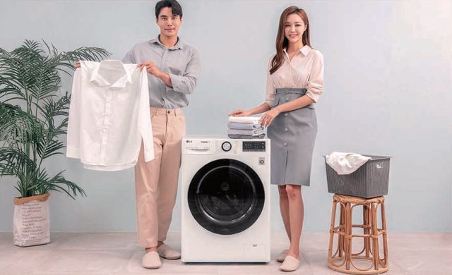 LG 트롬 세탁기 씽큐는 의류 무게를 감지한 후 빅데이터를 활용해 의류 재질을 확인하고 최적의 모션을 선택해 빨아준다.