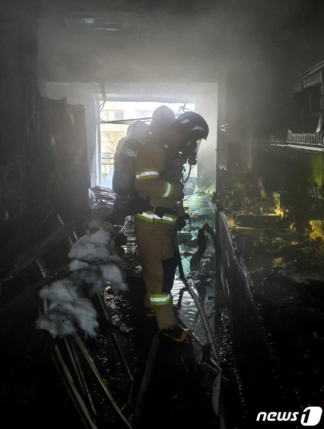 소방대원이 화재를 진압하고 있다.(부평소방서제공) © 뉴스1