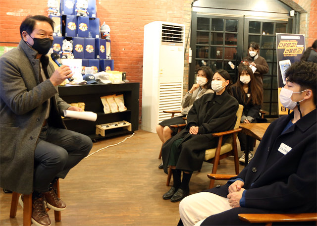 최태원 SK그룹 회장(왼쪽)이 24일 전북 군산시 창업지원센터 ‘로컬라이즈타운’에서 청년 창업가들과 대화를 나누고 있다. SK그룹 제공