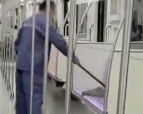 24일 중국 상하이 지하철에서 객실 청소 직원이 열차
바닥을 닦은 대걸레로 좌석까지 닦고 있다. 웨이보 캡처