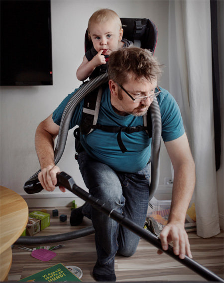 “바쁘다 바빠∼” ‘대한민국&스웨덴 아빠 육아생활 사진전’에 전시된 스웨덴 아빠 올라 씨 가족사진. 여성가족부 제공