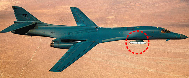 B-1B 전략폭격기가 20일(현지 시간) 기체 외부에 모의 공대지미사일(원 안)을 장착하고 미국 캘리포니아주 에드워드 공군기지 상공을 비행하고 있다. 사진 출처 미 전략사령부 홈페이지