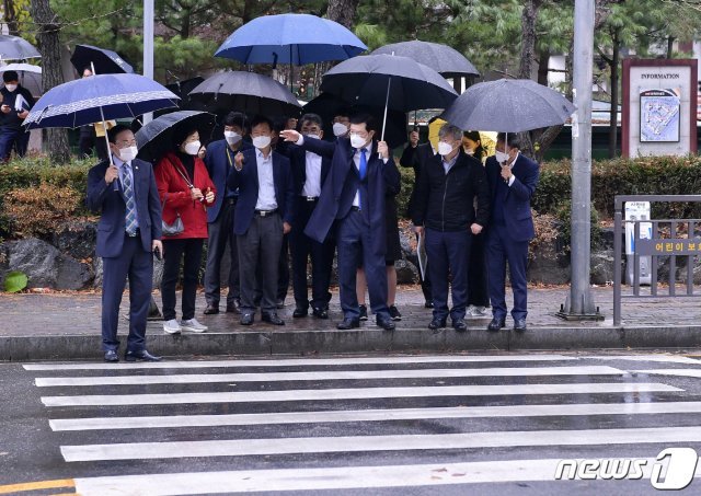 이용섭 광주광역시장이 19일 오전 북구 운암동 어린이보호구역 교통사고 현장을 찾아 사고발생 원인을 청취하고 안전대책 마련을 지시하고 있다.(광주시 제공)2020.11.19/뉴스1 © News1