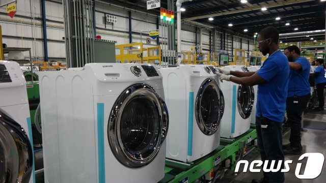미국 사우스캐롤라이나주 뉴베리에 위치한 삼성전자 생활가전 공장에서 직원들이 세탁기를 생산하고 있다. (삼성전자 제공) /뉴스1