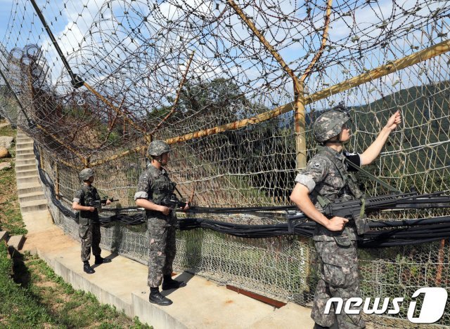 강원 화천군 전방부대 초병들이 철책을 점검하고 있다.2017.9.4/뉴스1 © News1
