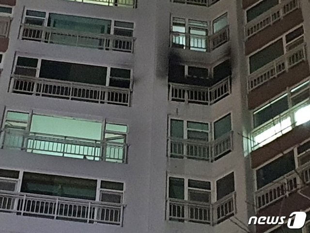 불이난 세대 베란다로 연기가 뿜어져 나오고 있다.(부산경찰청 제공)