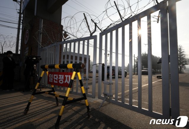 26일 집단감염이 발생한 경기도 연천군 육군 5사단 신병교육대대 정문이 굳게 닫혀있다. 2020.11.26 © News1