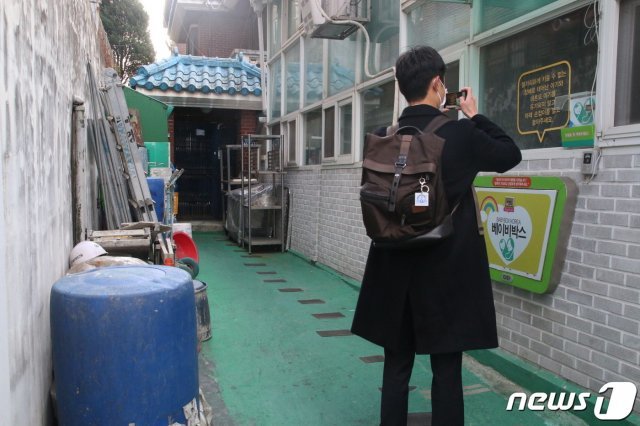 3일 서울 관악구의 한 교회에 설치된 베이비박스 옆 드럼통 주변에서 수건에 싸여 있는 남아의 시신이 발견됐다. 아기는 탯줄과 태반이 붙어있는 상태였던 것으로 전해진다. 사진은 아이가 발견됐던 드럼통 인근. 2020.11.03/뉴스1 © News1