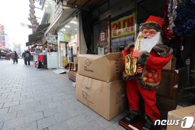 국내 신종 코로나바이러스 감염증(코로나19) 일일 신규 확진자가 500명을 넘으며 3차 대유행이 현실화되는 가운데 26일 오후 서울 중구 남대문시장의 한 상가에 임대 안내문이 붙어있다. 2020.11.26 © News1