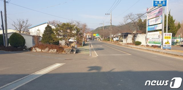 진주 이통장 발 최초 확진자가 나온 지역의 도로가 한산한 모습을 보이고 있다. © 뉴스1