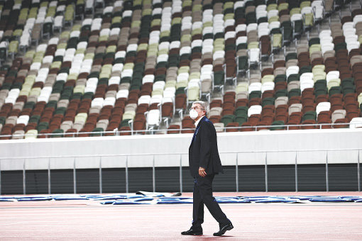 일본을 방문한 토마스 바흐 국제올림픽위원회(IOC) 위원장이 17일 내년 7월 개막 예정인 도쿄 올림픽 주경기장을 둘러보고 있다. 도쿄=AP 뉴시스