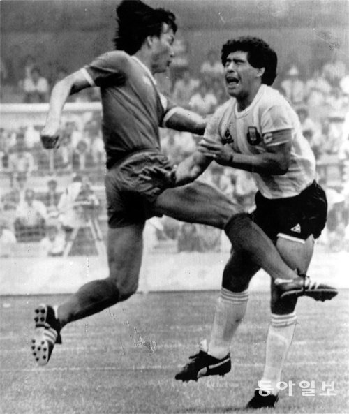 1986년 멕시코 월드컵에서 허정무(왼쪽)가 디에고 마라도나를 거칠게 수비하고 있다. 동아일보DB
