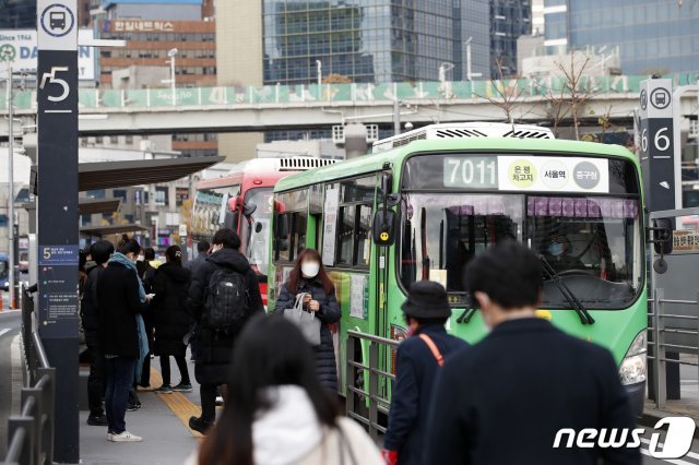 서울 중구 서울역버스종합환승센터에서 버스들이 오가고 있다. 2020.11.24/뉴스1 © News1