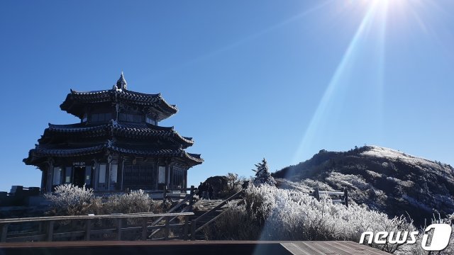 최근 강추위가 계속된 가운데 25일 덕유산국립공원에 하얗게 상고대가 피어있다. 부영그룹 무주덕유산리조트에서 관광곤도라를 타면 1,520m 설천봉까지 쉽게 오를 수 있고, 정상인 향적봉까지는 편안한 걸음으로 20분정도만 오르면 된다. (부영그룹 제공) 2020.11.25/뉴스1