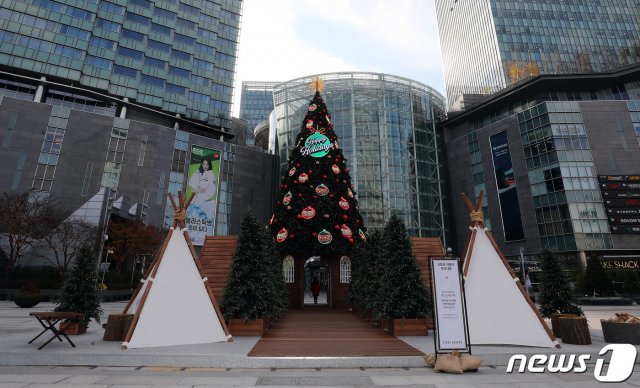 크리스마스와 연말을 앞둔 27일 대형 트리가 설치된 서울 영등포구 타임스퀘어앞 광장이 코로나19 확산으로 인해 비교적 한산한 모습을 보이고 있다. (자료사진) 2020.11.27/뉴스1 © News1