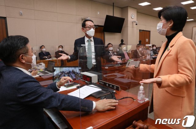 윤호중 법사위원장과 백혜련 더불어민주당 간사, 김도읍 국민의힘 간사가 26일 서울 여의도 국회에서 열린 법사위 전체회의에서 대화를 하고 있다. 2020.11.26/뉴스1 © News1