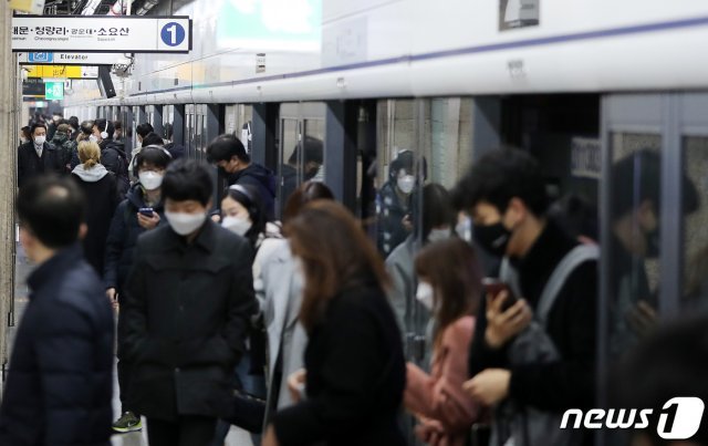 27일 서울 1호선 종각역에서 시민들이 출근길 발걸음을 옮기고 있다. 2020.11.27/뉴스1 © News1